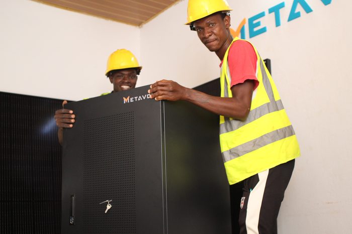 Rack de batteries Metavolt Énergie installé sur site