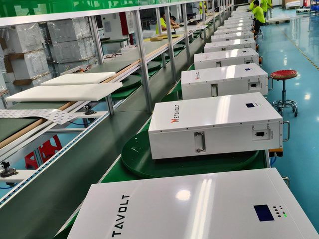 Ligne d'assemblage de batteries Metavolt en usine, contrôle qualité avant expédition