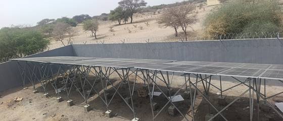 Structures solaires en construction sur un site relais fibre optique, Tchad