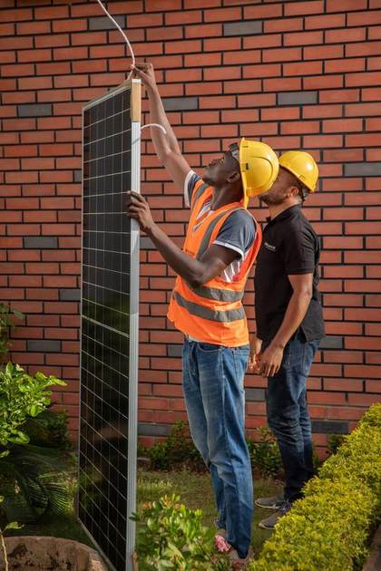 Installateur indépendant posant un panneau solaire, partenaire Metavolt Énergie