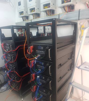 Rack de batteries Metavolt LiFePO4 et onduleurs Deye installés en salle technique, projet Tchad